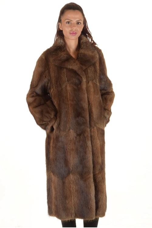 Ωραίο γυναικείο παλτό από μοσχοπόντικα 95.00 EUR