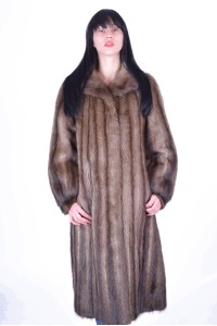 Καλαισθητικό παλτό γούνας από μοσχοπόντικα